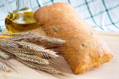 Ciabatta kulakları ve zeytinyağı ahşap tablo