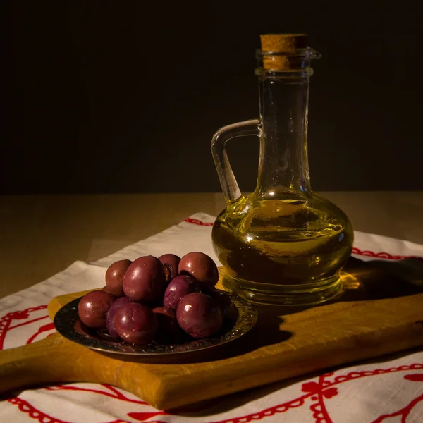 Jar with olive oil and some olives — Stock Photo, Image