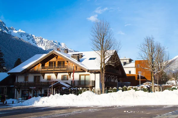 Chamonix vista da cidade. Casas alpinas, chalés — Fotografia de Stock