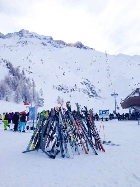 Esquís y pistas vistas en la estación de esquí Les Grands Montets cerca de Chamonix — Foto de Stock