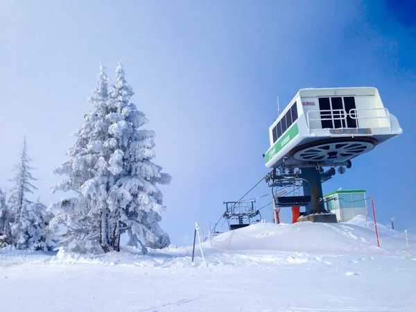 Téléphérique et pistes de ski en montagne — Photo