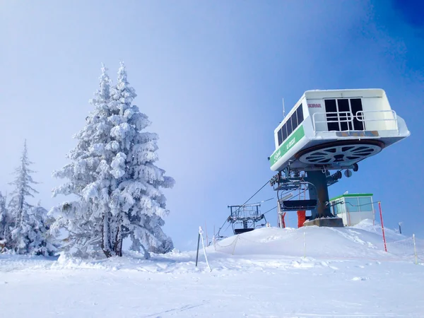 Chairlift cable car and ski slopes in the mountains — Stock Photo, Image