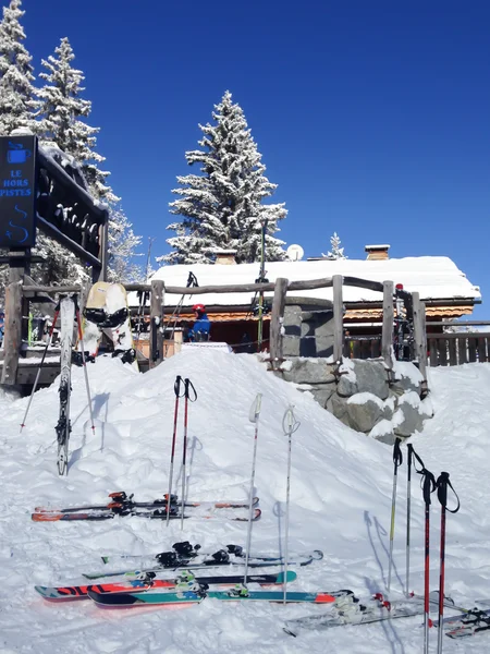 Ski's bij de hellingen in de bergen van winter resort — Stockfoto