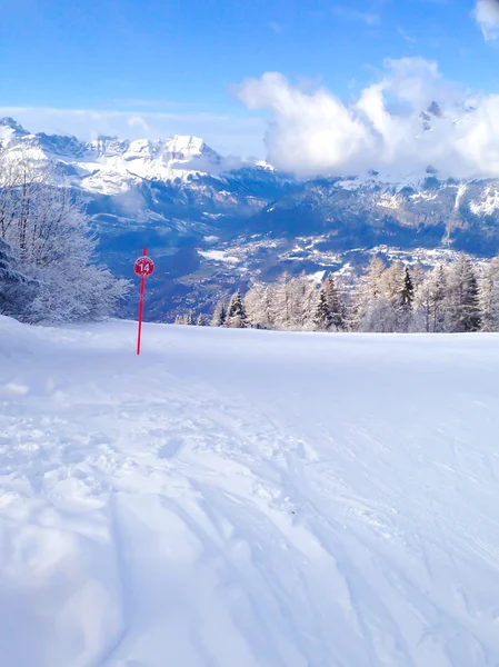 Skipistes in de bergen van Les Houches winter resort, Franse Alpen — Stockfoto