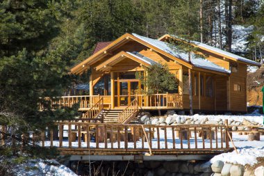 Dağlarda ahşap Alp dağ evi