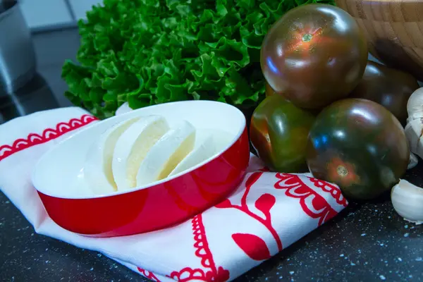 Mozarella com tomates, lattuce — Fotografia de Stock