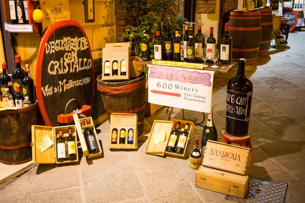 Wine bottles near cantina at night in Montepulcino - Tuscany, Italy — Stock Photo, Image