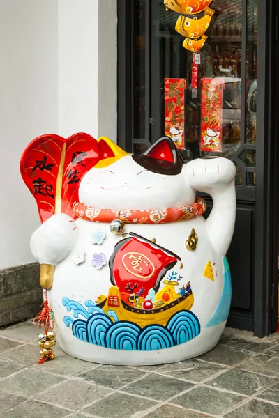 Gatto Maneki Neko. Scultura giapponese comune portare buona fortuna — Foto Stock