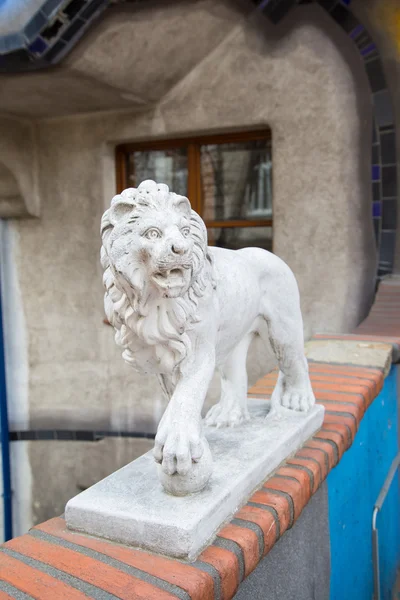 Estatua de león - detalle de la casa Hundertwasser en Viena, Austria — Foto de Stock
