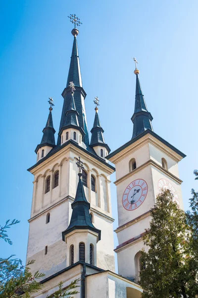 Türme der Nikolaikirche in Brasov, Transsilvanien — Stockfoto