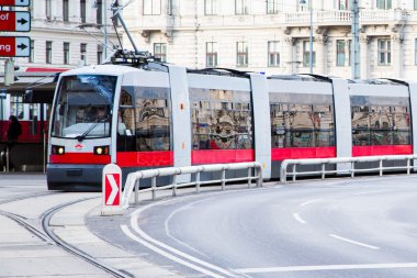 Viyana Avusturya modern kırmızı tramvay.