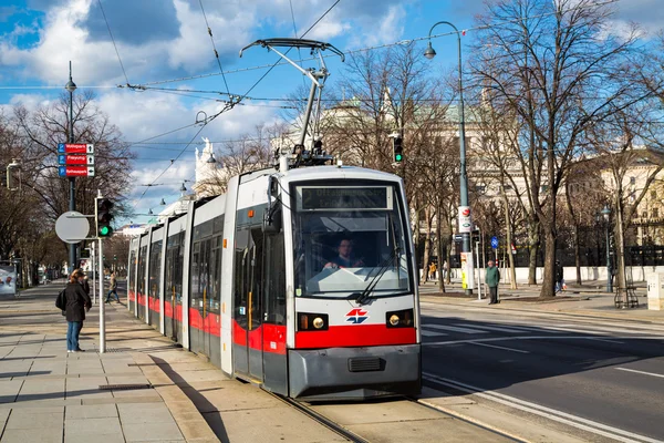 Eléctrico vermelho moderno em Viena Áustria . — Fotografia de Stock