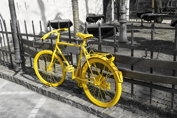 Bicicleta amarilla sobre fondo gris — Foto de Stock