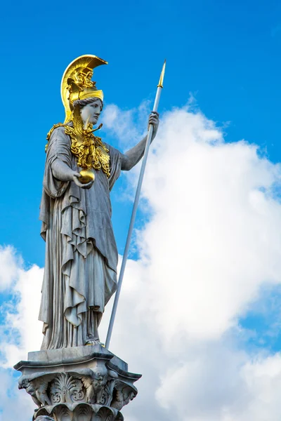 Estátua de Pallas Athena Brunnen perto do edifício do Parlamento em Viena, Áustria — Fotografia de Stock