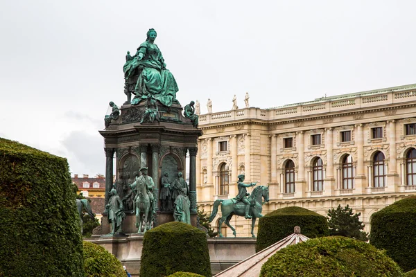 Museum voor Schone Kunsten en standbeeld van keizerin Maria Theresa in Wenen — Stockfoto
