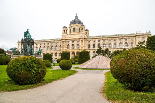 Museu de Belas Artes e estátua representando a imperatriz Maria Teresa em Viena — Fotografia de Stock