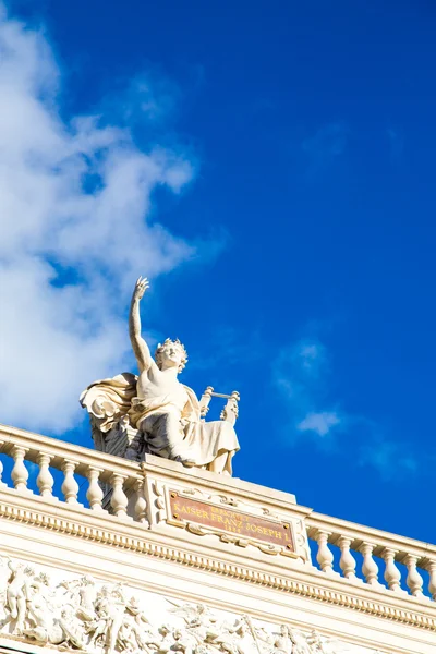 Céu fundo com Estátua na fachada da frente do Burgtheater, Viena — Fotografia de Stock