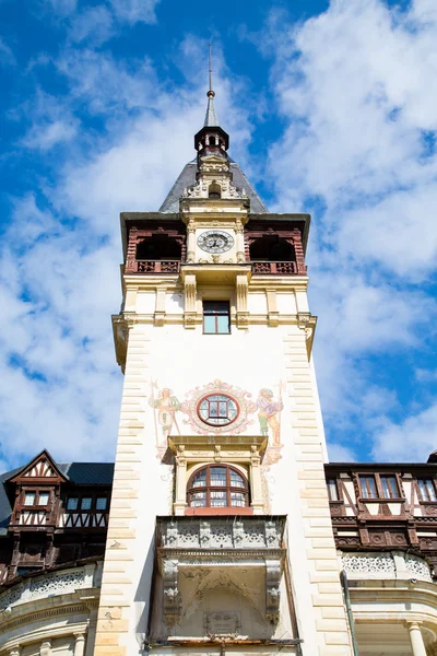 Tower view of the former royal Peles castle, Sinaia, Romania — Stock Photo, Image