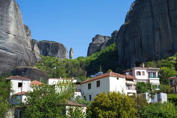 Kastraki Köyü Meteora, Yunanistan taşın altına — Stok fotoğraf