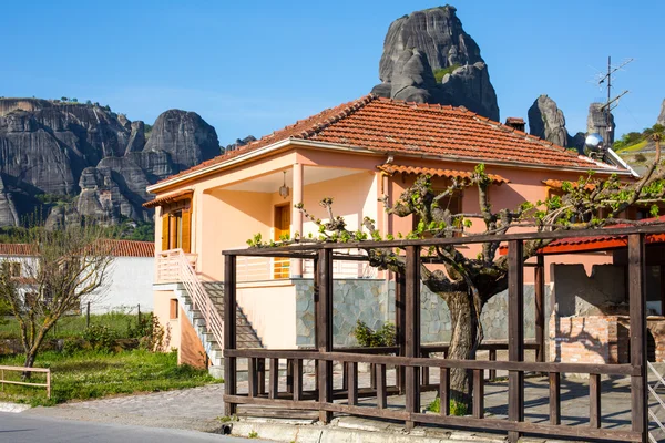 Kastraki village under klipporna i Meteora, Grekland — Stockfoto