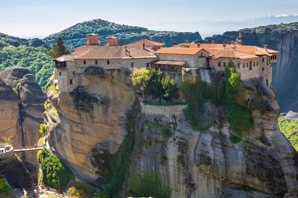 圣洁的拉姆修道院在希腊米特奥拉岩石的悬崖上 — 图库照片
