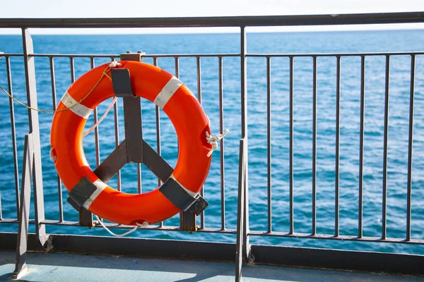 Boya salvavidas roja con cuerda en el ferry — Foto de Stock