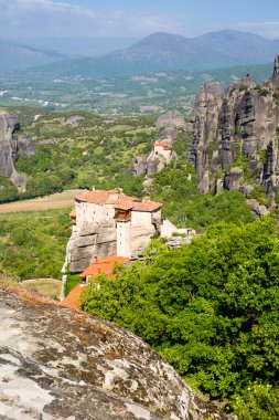 Meteora manastırları üzerinde yüksek kayalıklarla, Yunanistan