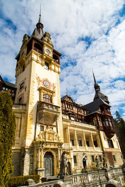 Wieży widok byłego Królewskiego zamku peles, sinaia, romania — Zdjęcie stockowe