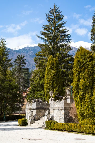 Esculturas y escaleras en el jardín del Castillo de Peles, Rumania — Foto de Stock