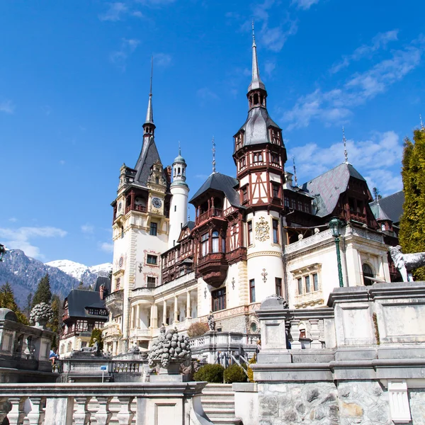 Krásná bývalá královská peles hrad, sinaia, Rumunsko — Stock fotografie