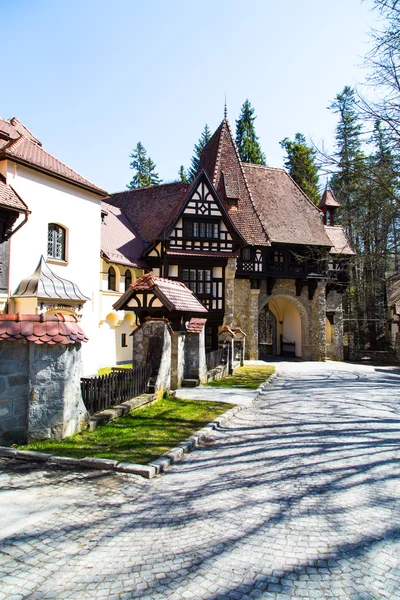 Arco de entrada al territorio del castillo de Peles, Sinaia, Rumania —  Fotos de Stock