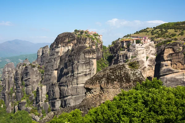 Varlaam and Great Meteoro Monasteries on the cliff at Meteora rocks, Greece — Stock Photo, Image