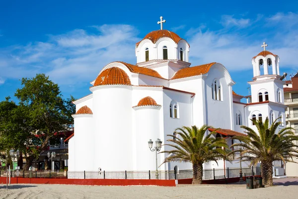 Paralia カテリニ ビーチ、ギリシャにギリシャ正教の教会 — ストック写真