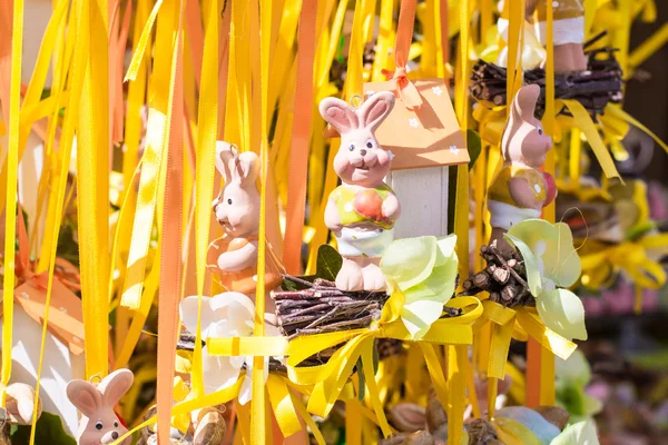 Funny Easter rabbits figurines in a market — Stock Photo, Image