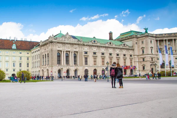 Hofburg palace and tourists near it in Vienna — Stock Photo, Image