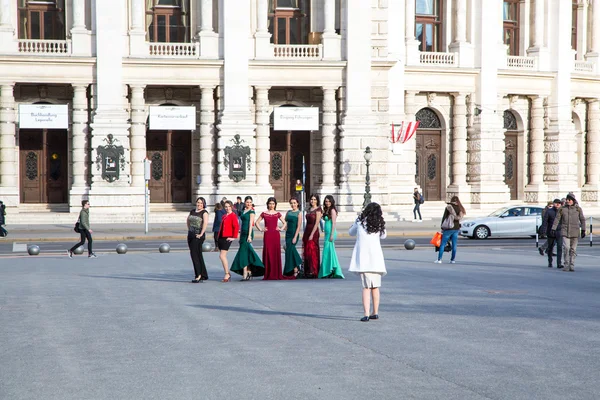 Grupo de damas posando al fotógrafo cerca de Burgtheater, Viena —  Fotos de Stock