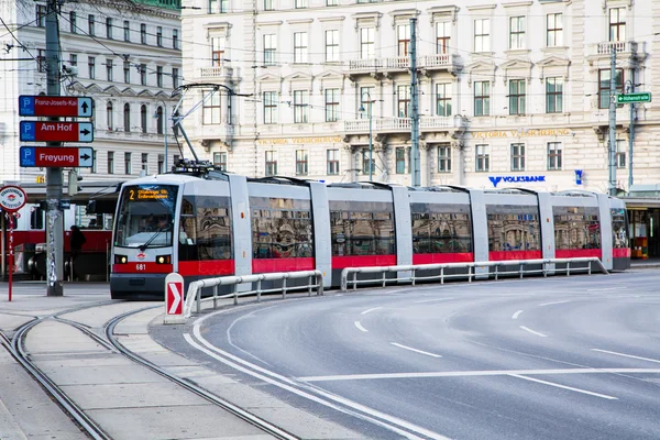 Eléctrico vermelho moderno em Viena Áustria . — Fotografia de Stock