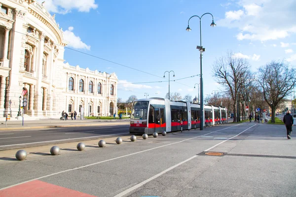Teatr Zamkowy, czerwony tramwaj i ludzie chodzą, Vienna — Zdjęcie stockowe