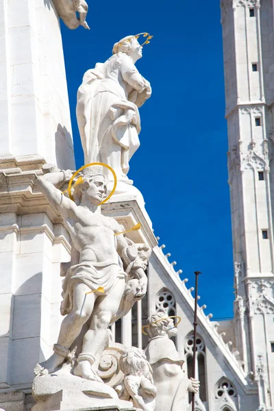 Detalhes da coluna da Santíssima Trindade perto da Igreja Matthias em Budapeste — Fotografia de Stock