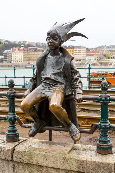 Budapest La pequeña estatua del Bufón de la Princesa contra Buda panorama — Foto de Stock