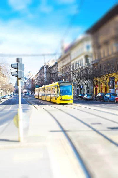 Żółty nowoczesny tramwaj w Budapest, Węgry — Zdjęcie stockowe