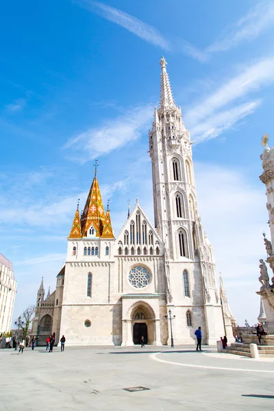 Turisti vicino alla Chiesa cattolica di Mattia, punto di riferimento di Budapest — Foto Stock