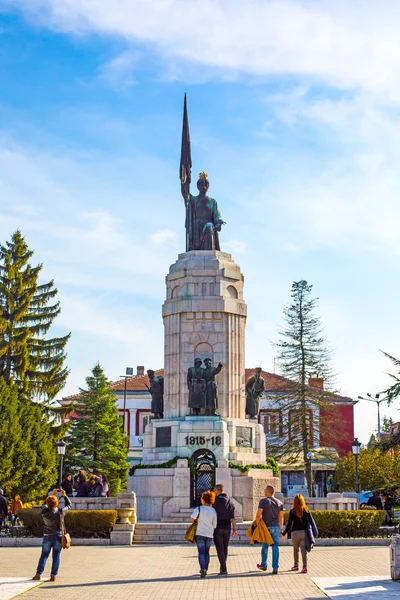 Pessoas perto de Monumento da Mãe Bulgária em Veliko Tarnovo — Fotografia de Stock