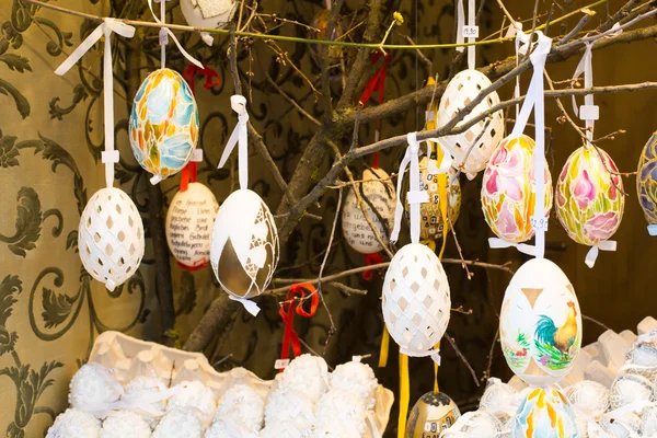 Oeufs de Pâques peints colorés sur l'arbre — Photo