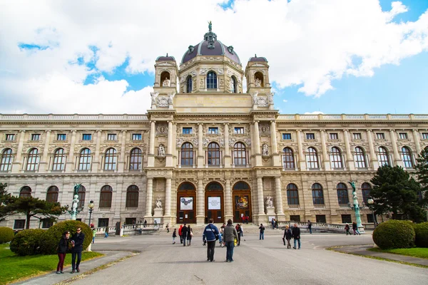 Museo de Historia Natural y gente caminando por Viena, Austria —  Fotos de Stock