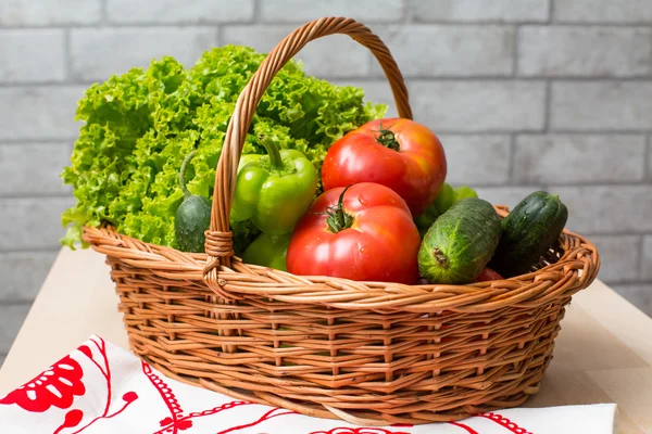 Свежие овощи в корзине. Томатный, огурец, перец и салат — стоковое фото