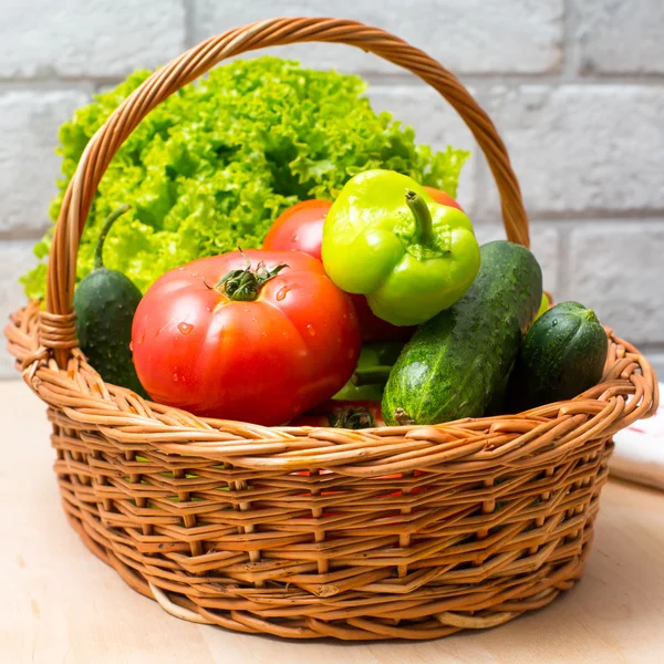 Legumes frescos no cesto. Tomate, pepino, pimenta e alface — Fotografia de Stock