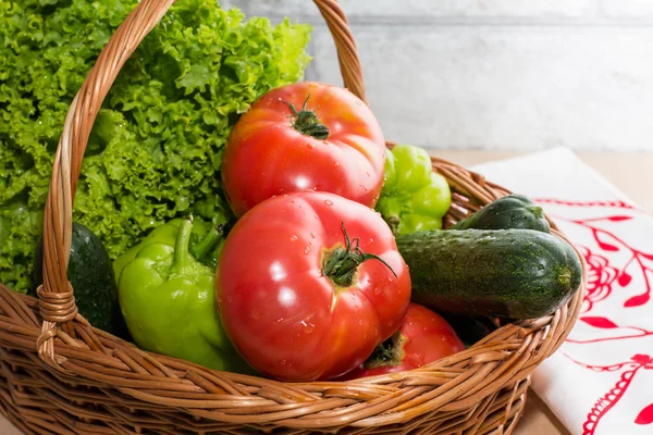 Verduras frescas en cesta. Tomate, pepino, pimienta y lechuga —  Fotos de Stock