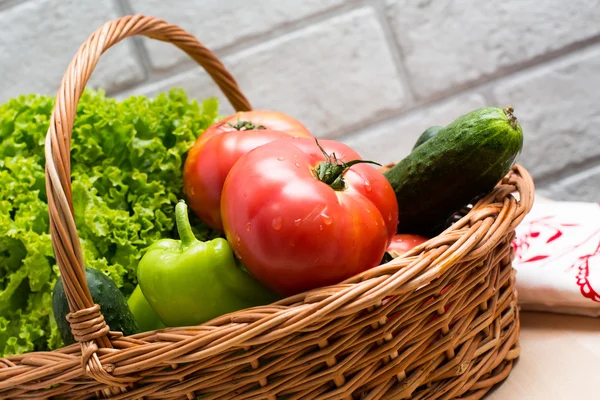 Verdure fresche nel cestino. Pomodoro, cetriolo, pepe e lattuga — Foto Stock