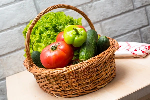 Verduras frescas en cesta. Tomate, pepino, pimienta y lechuga —  Fotos de Stock